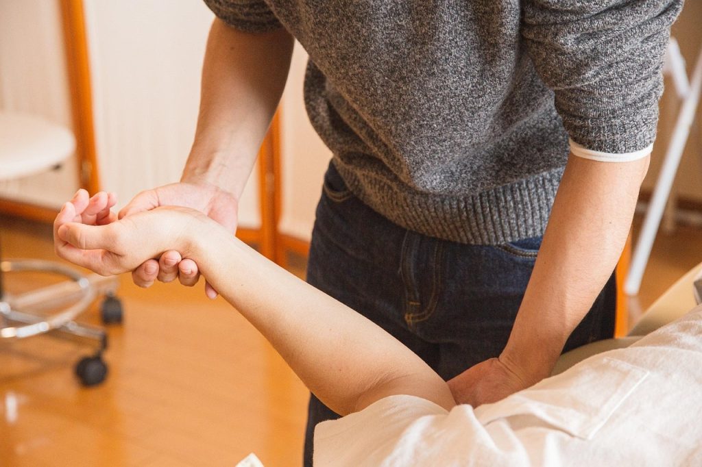 formation pour devenir thérapeute : développez vos compétences professionnelles et apprenez les techniques essentielles pour accompagner efficacement vos clients.